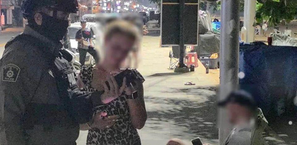 2025年12月24日凌晨，一对俄罗斯情侣在芭提雅中天海滩的露营椅上发生性行为，