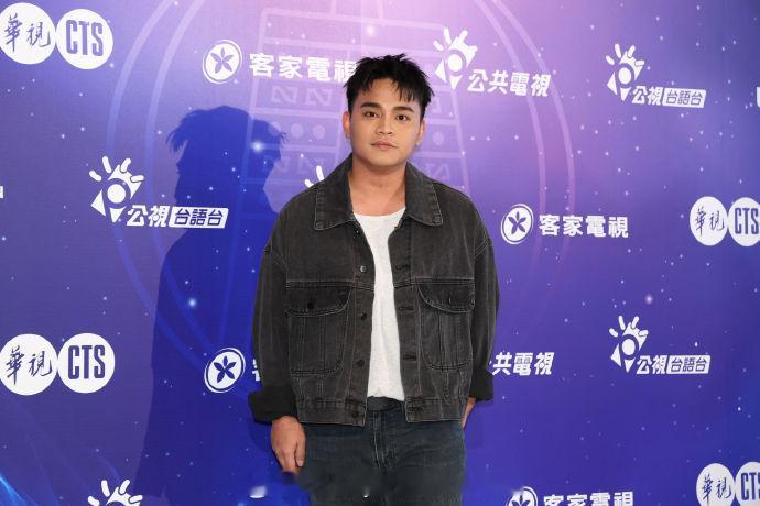 曝歌手邱军肇事逃逸  曝歌手撞死人后开演唱会  6日，台媒曝歌手邱军撞死人，他1