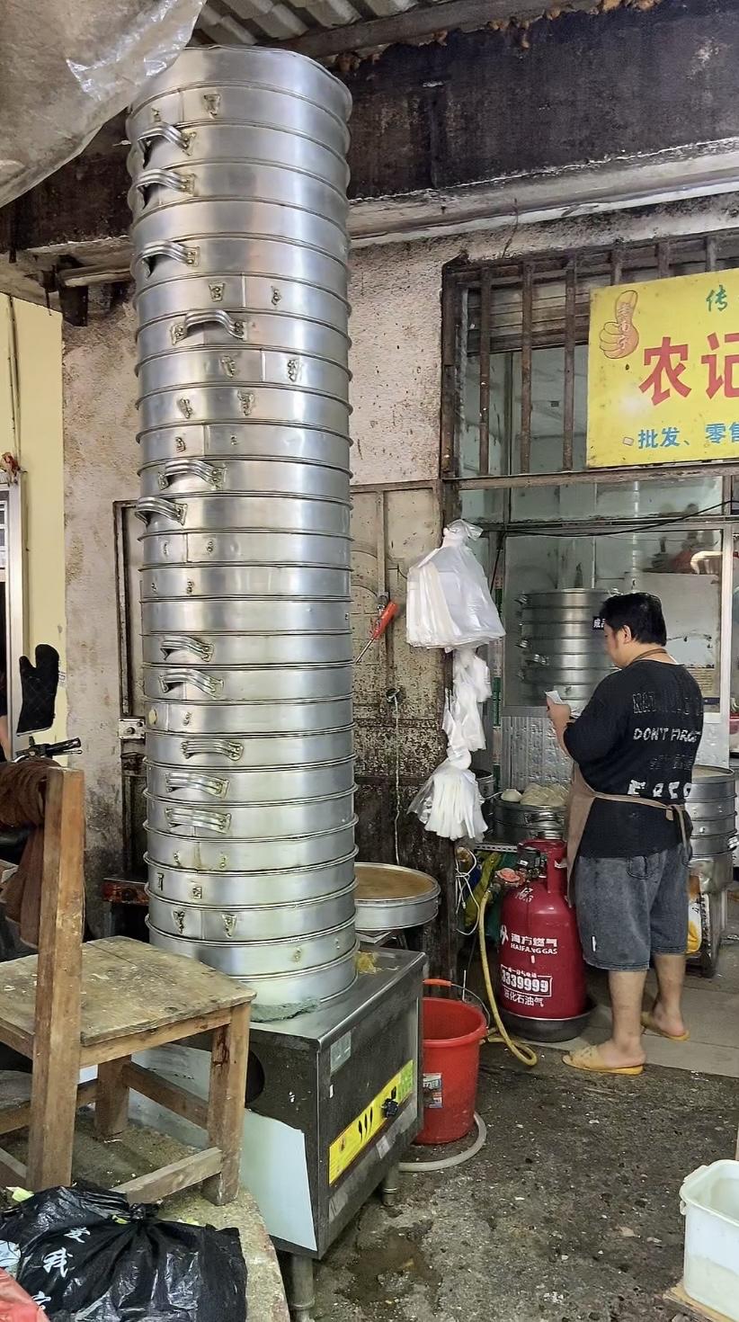 你一定没见过这么大场面的蒸馒头现场吧？这是位于南宁分享城市新鲜事 双孖井菜市场的