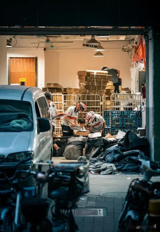 糊涂到家了！某快递站点频频丢件，监控锁定一个二十出头的年轻女孩。民警上门时惊呆了