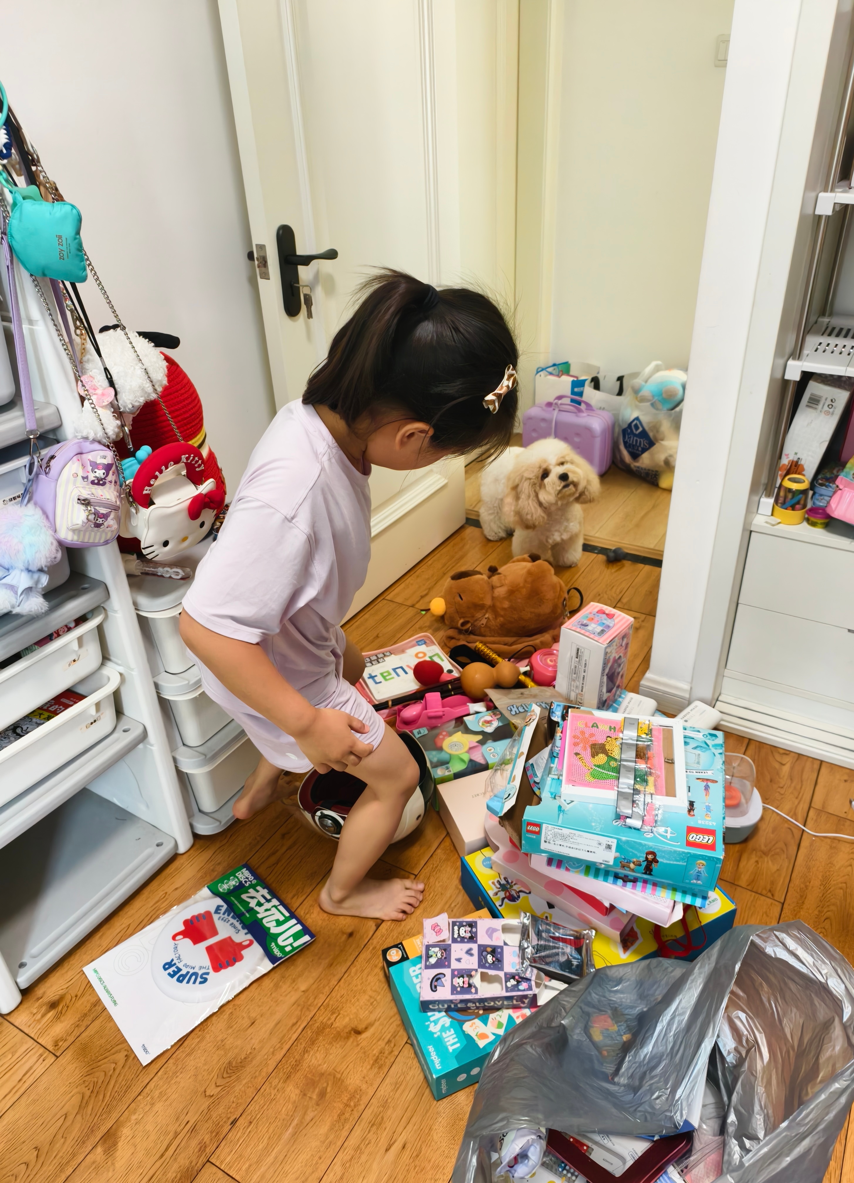 小孩儿和狗今天主线任务，整玩具……小枕头在一旁等着捡漏乔妹和小枕头