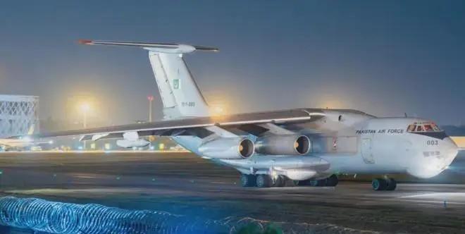 巴基斯坦空军深夜飞抵成都，印度直接被吓出一身白毛汗。
事情发生在2025年5月2