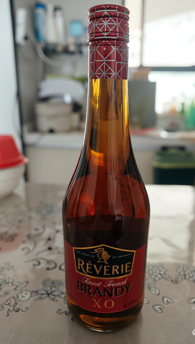 这瓶洋酒路途走得可不近，这是我老战友滨兄从英国伦敦来西双版纳看我，到家了，他翻双