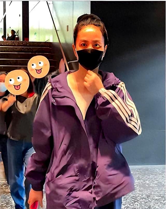 54岁王菲素颜现身剧场被拍，脸上皱纹毫不掩饰，怪不得谢霆锋钟情她20年 