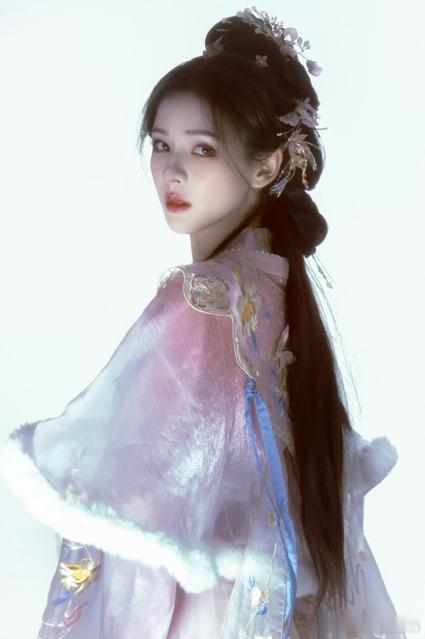 张予曦 蜘蛛精卖袜子在双11疯狂好六夜的红毯上，张予曦的蜘蛛精造型真的让人眼前一