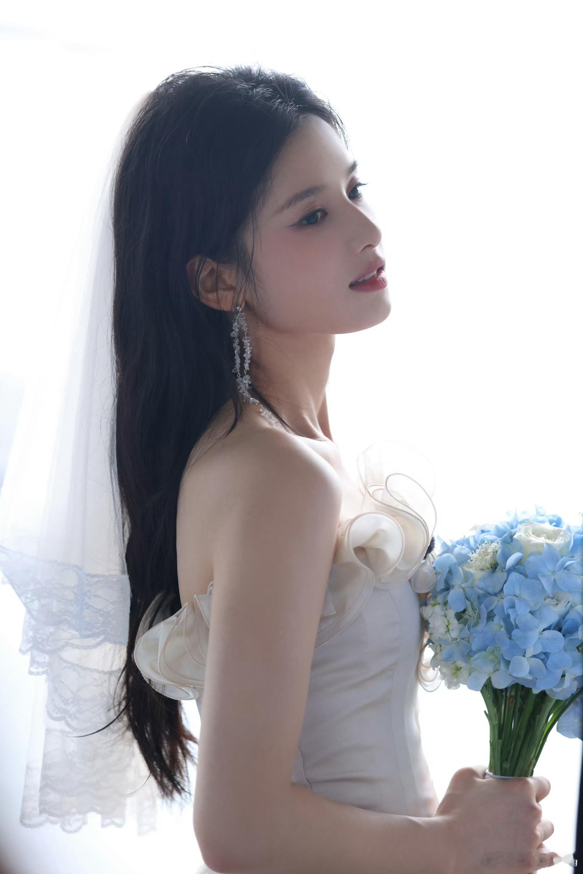 张婧仪，就这样披着头发拍出了这么惊艳的婚纱照野狗骨头大结局