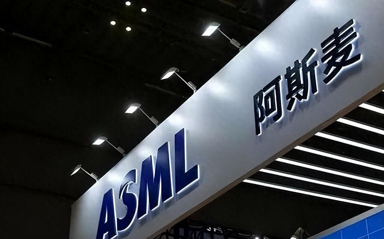 荷兰彻底懵了！跟风美国卡中国光刻机，自食恶果：裁员1700人，450亿设备烂仓库