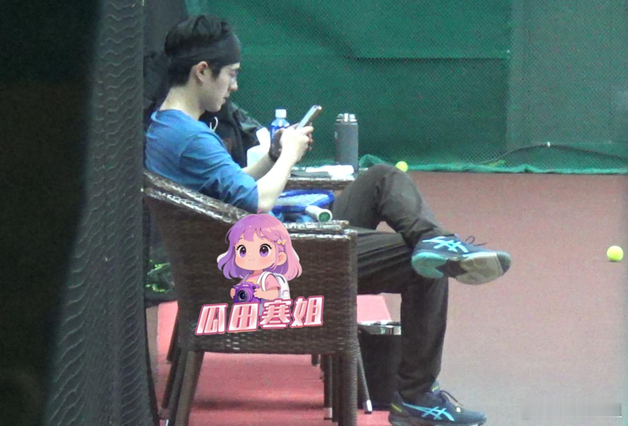 刘昊然变沧桑了 刘昊然咋感觉沧桑了这么多？当天他身穿运动装在球场打网球，打了一轮