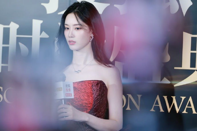 徐艺洋红裙 徐艺洋搜狐时尚盛典生图🈶！卷发配红裙，明艳大气。 妈妈级别啊啊啊啊