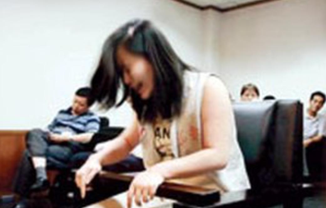 2006 年，法庭审判中，刘晶晶在被带至法庭时情绪极度失控，她语无伦次，泪水不断