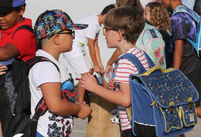 法国动真格了，从2026年9月开始15岁以下的娃想刷社交软件估计是“泡汤”了，连