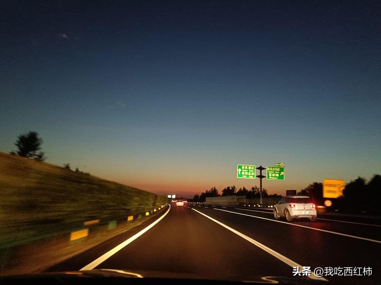 曾经有个很好的朋友，她比我通透，比我豁达，我把自己的大小琐事、琐碎情绪都一股脑地