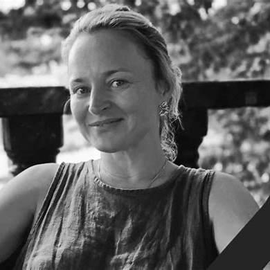 “俄军逮到一条大鱼，精准打死乌克兰国家保卫局女上校，瓦伦蒂娜·萨维茨卡上校！乌克