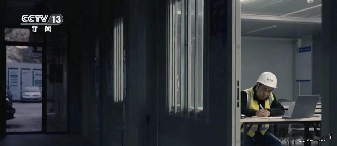 厉害了，我的叔，
太励志了，
你能想象一位农民工一边在工地打工，一边学习，9年期