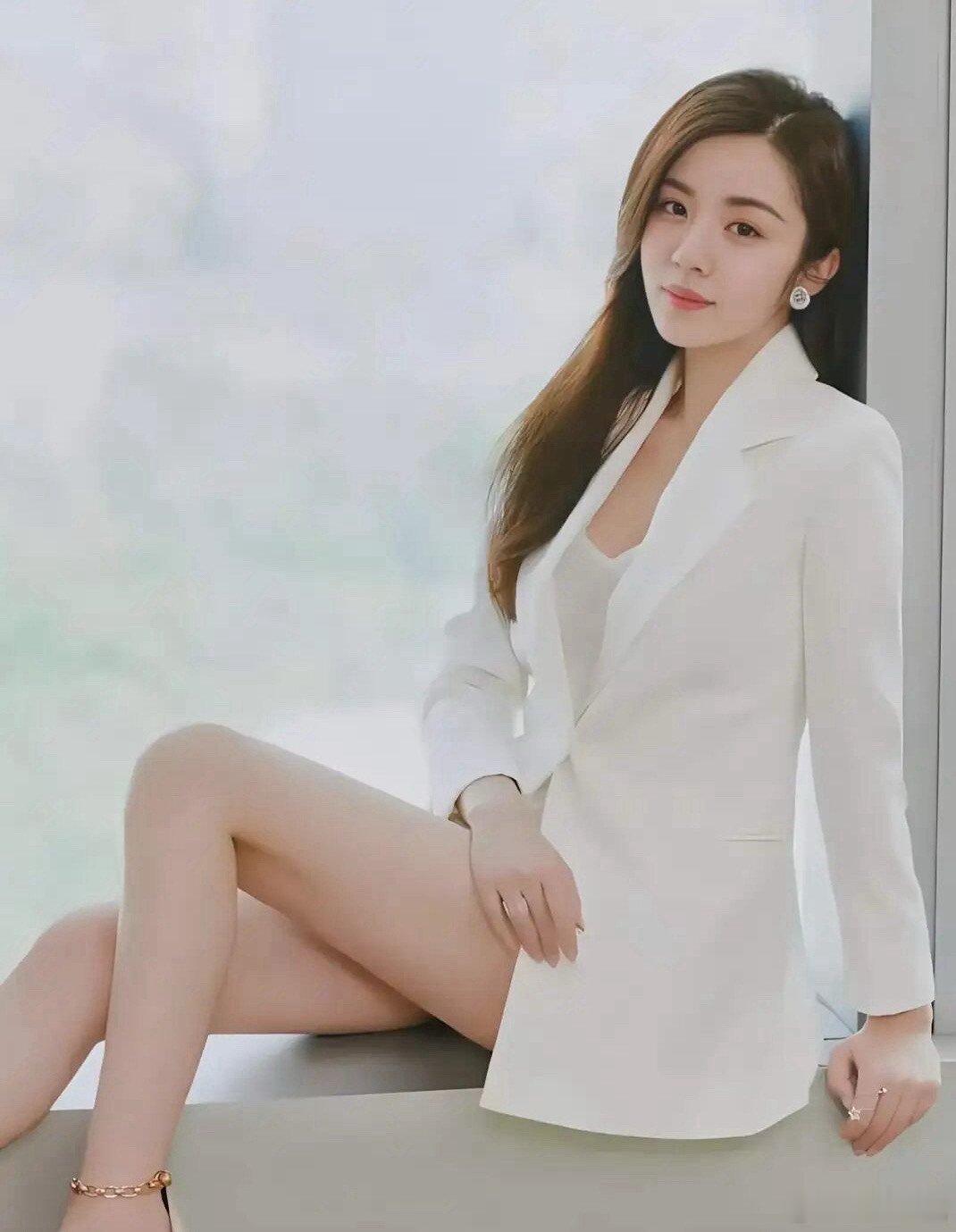 王晓晨怕对头吃苦又怕开路虎这段电视剧主角当代年轻人的精神状态，一边担心对家吃不上