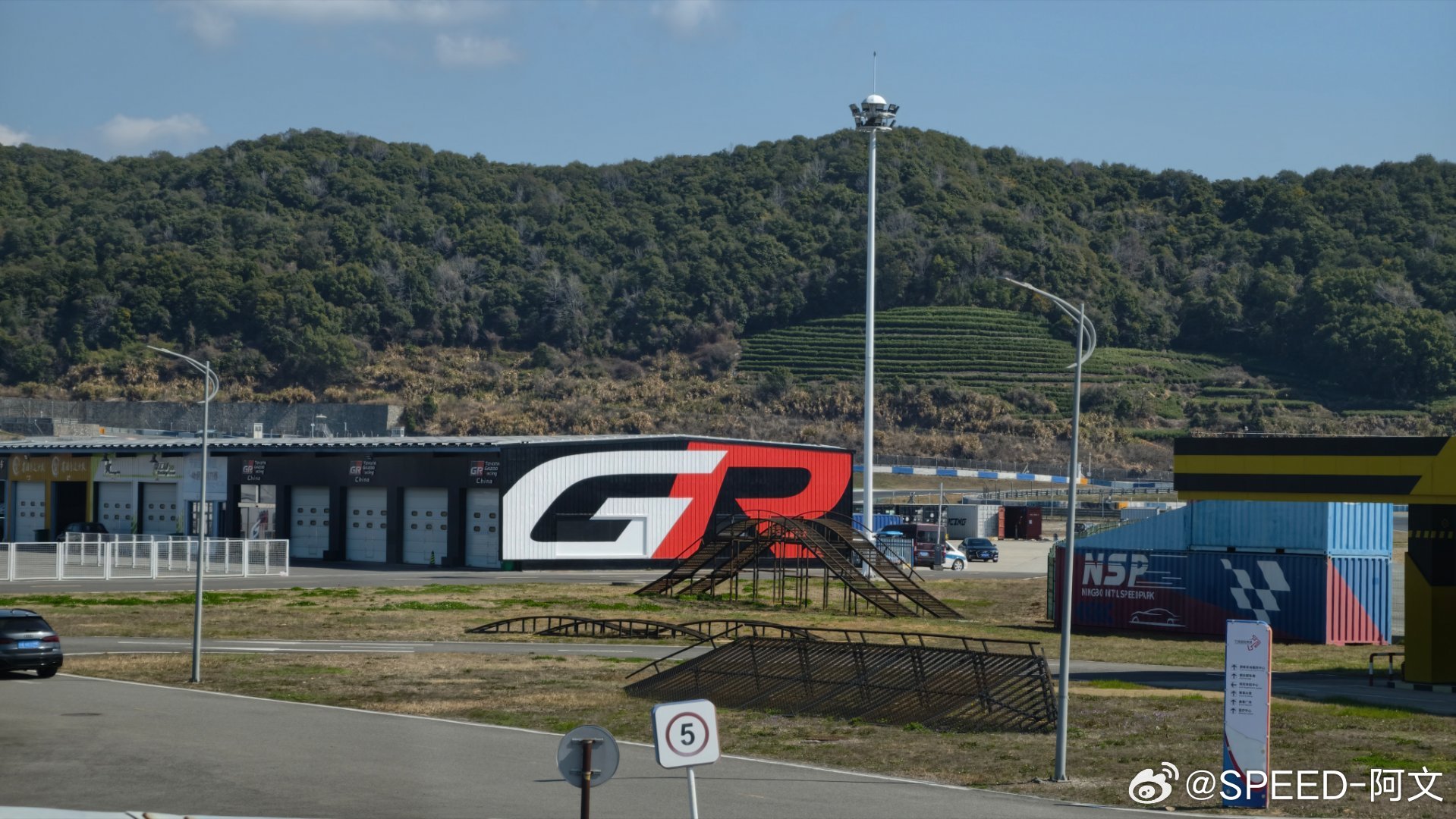 又来宁波赛车场了，风有点大但可以看到今天我最爱的汽车品牌是哪个了吧？汽场全开 宁