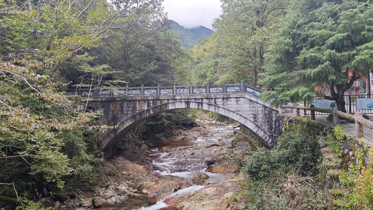 乌岩岭游玩

乌岩岭上望云烟，翠嶂千重绕碧天。
古木参天遮日月，清泉漱石响潺湲。