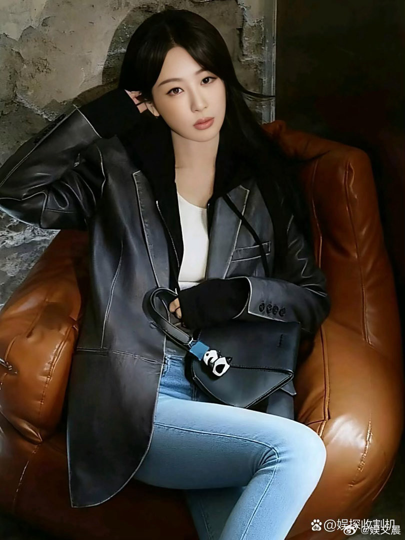 杨紫一身牛仔裤造型出镜，简约穿搭衬出灵动身形，整套美照清爽又耐看。 