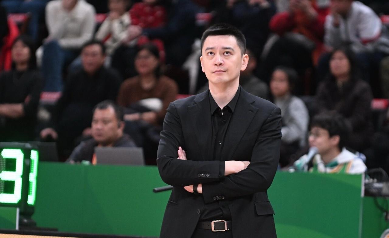 辟谣！杨鸣不会执教北京首钢，下家悬念再起
 
CBA休赛期主帅变动风波不断，此前