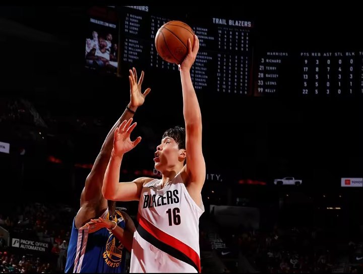10月8日讯 NBA季前赛，开拓者123-118战胜勇士。中国球员杨瀚森替补登场