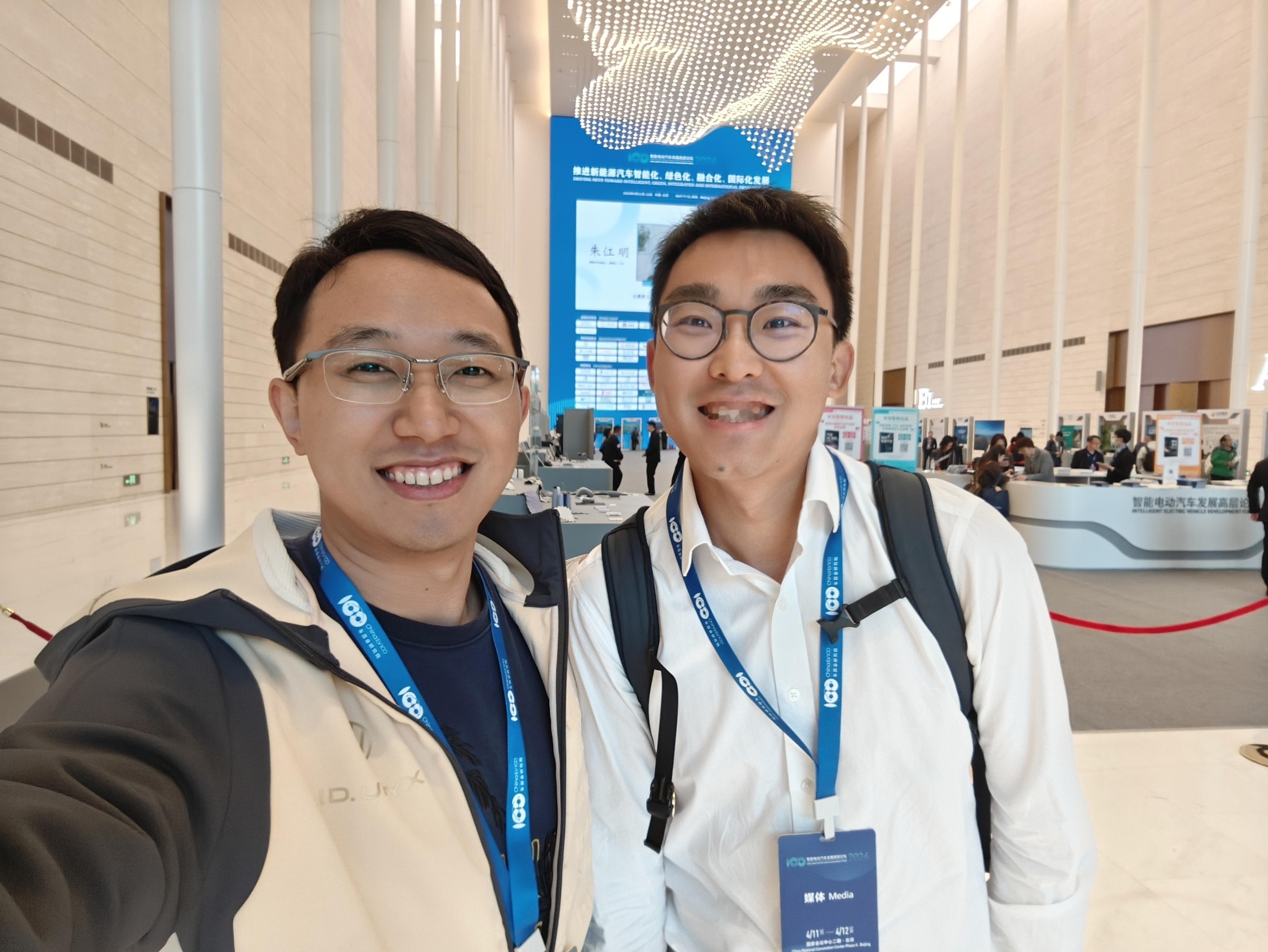 今天在百人会现场见到了十几年没见的老同学遥想二十年前，我俩就是车友了，只不过中学