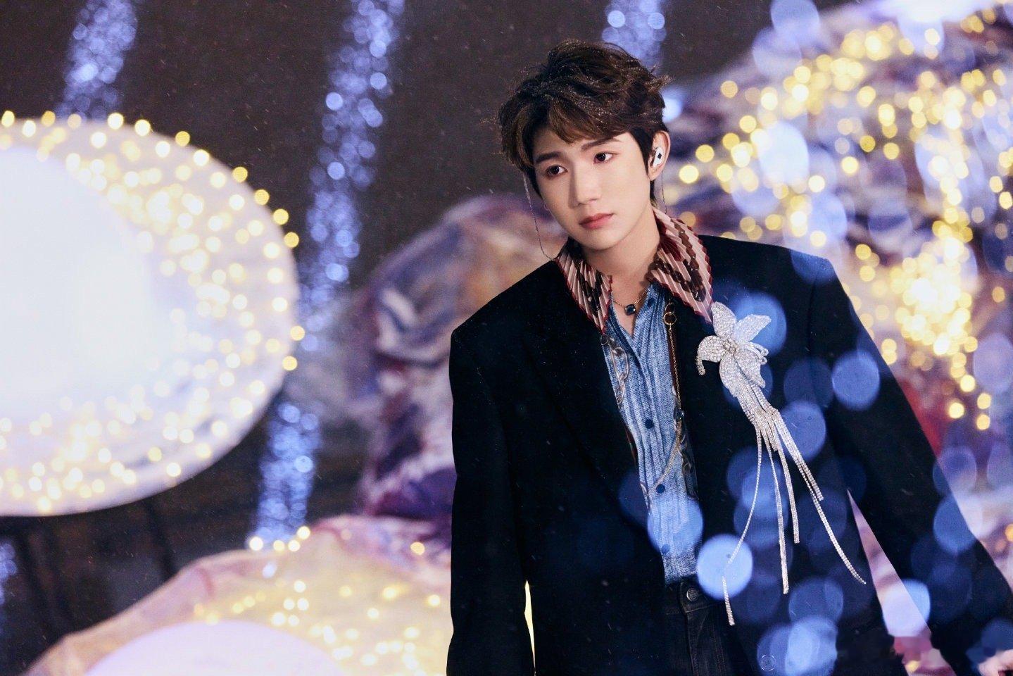 王源跨晚唱牧童初雪落北京，少年立舞台，王源的《牧童》是跨年夜最温柔的馈赠——清澈