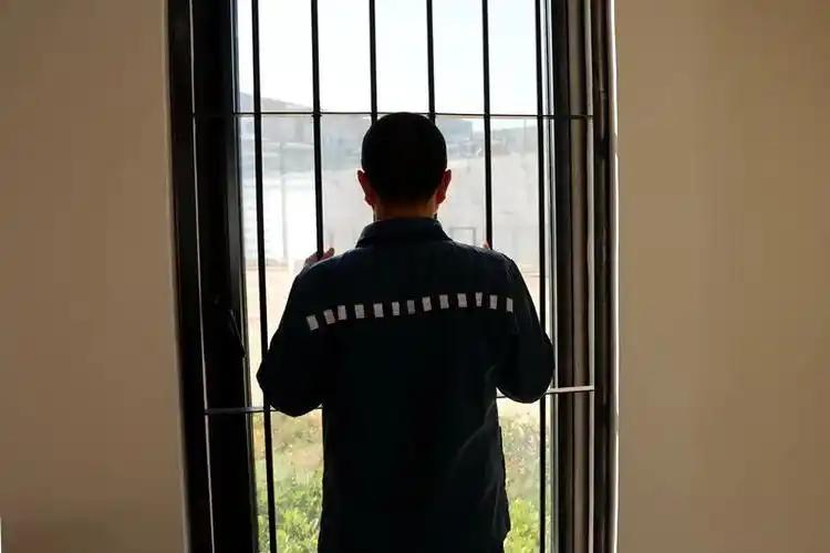 笑话（761）

贪官被判刑后在监狱里就像丢了魂似的，每天手扶着铁窗望着窗外出神