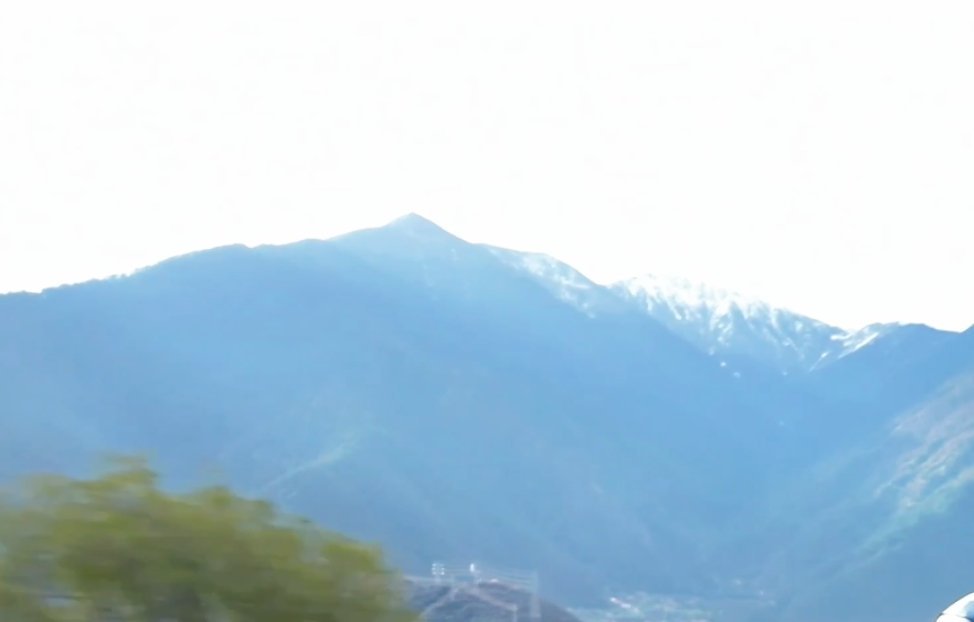 极氪回应何润东现身门店偶遇熟悉的艺人出现在线下门店，画面意外和谐。自带的沉稳气场
