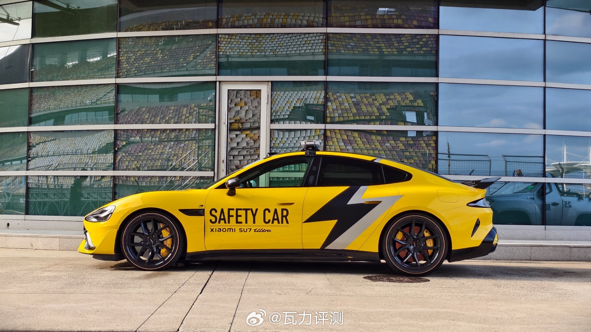 小米与三大顶级赛事签约小米在汽车这条赛道上一直是垂直“往里走”的，小米要的不止是