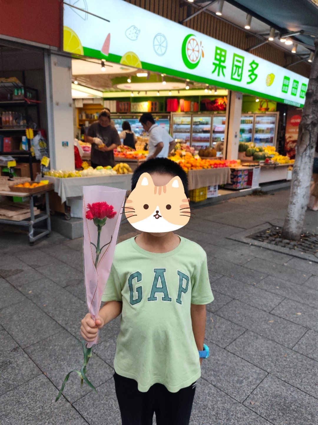 下午爬山回家，路过自助鲜花档，猪儿嘟嘟主动提出给妈妈母亲节送一朵康乃馨🌹 