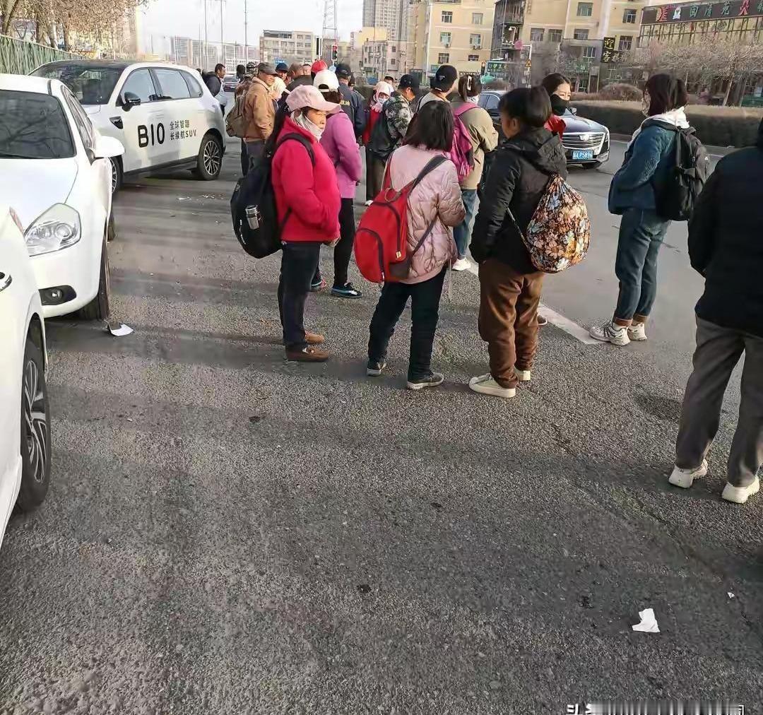 乌鲁木齐的零工市场，总能看到一群甘肃大姐的身影。
她们宁愿在这里一天天等活，也不