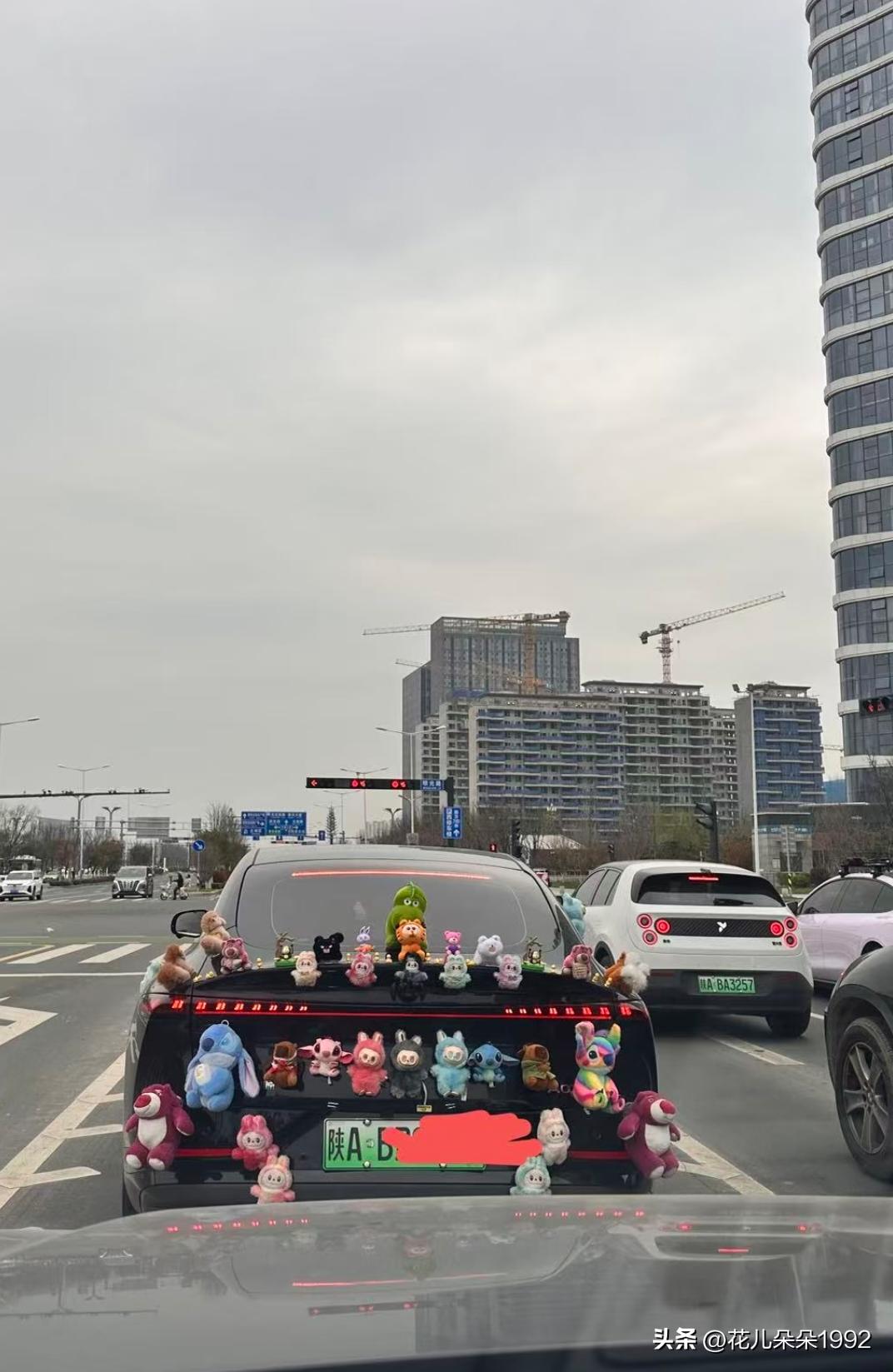 这是我见过最最最多玩具的一个车。
车侧面  车里面  包括后面玻璃上  全是  