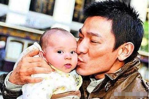 哪位知道华仔抱着的这个婴儿是谁呀?