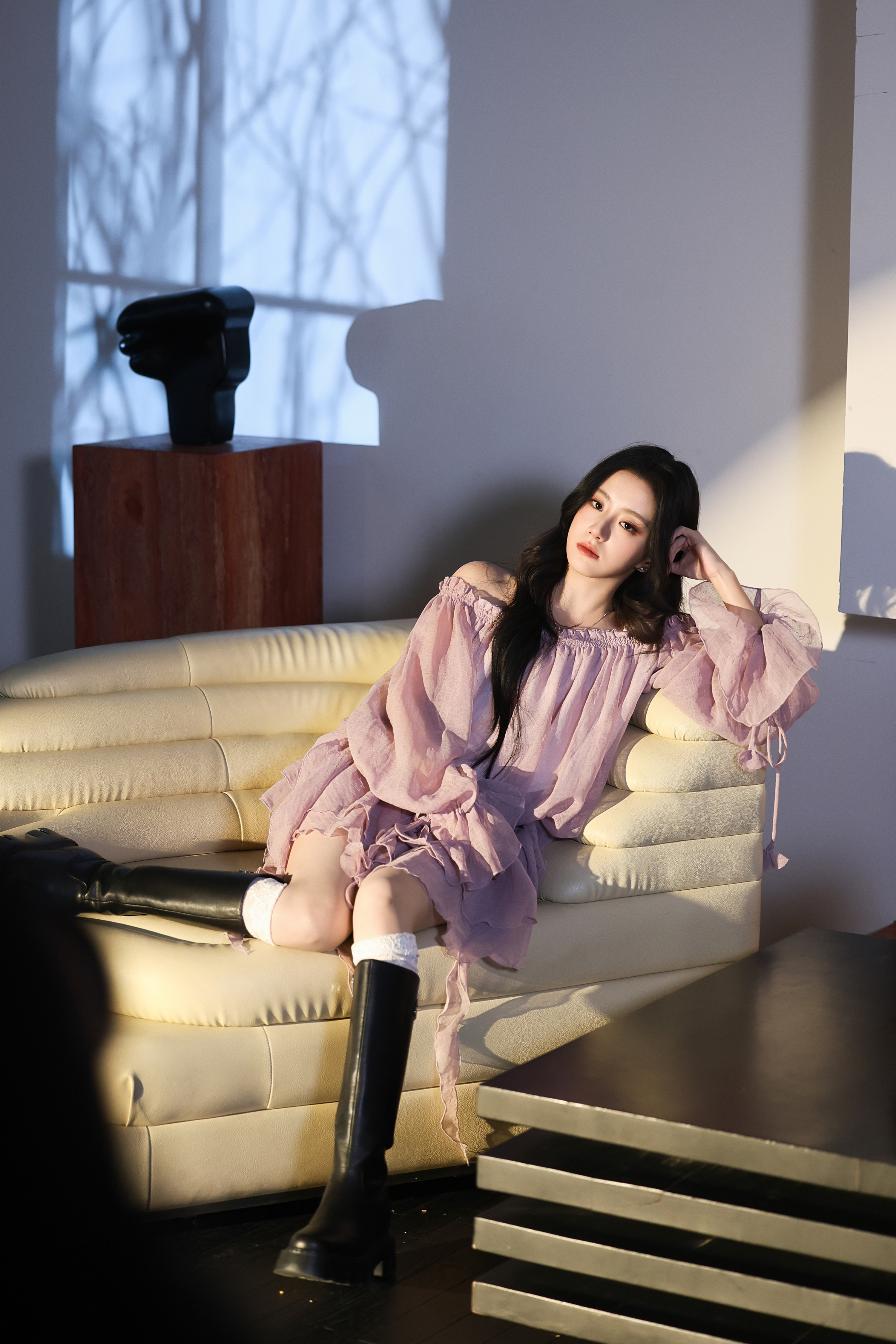 -包上恩  雾紫纱裙裹着柔光，是自带滤镜的温柔氛围感。落肩设计藏住锋芒，用褶皱诉