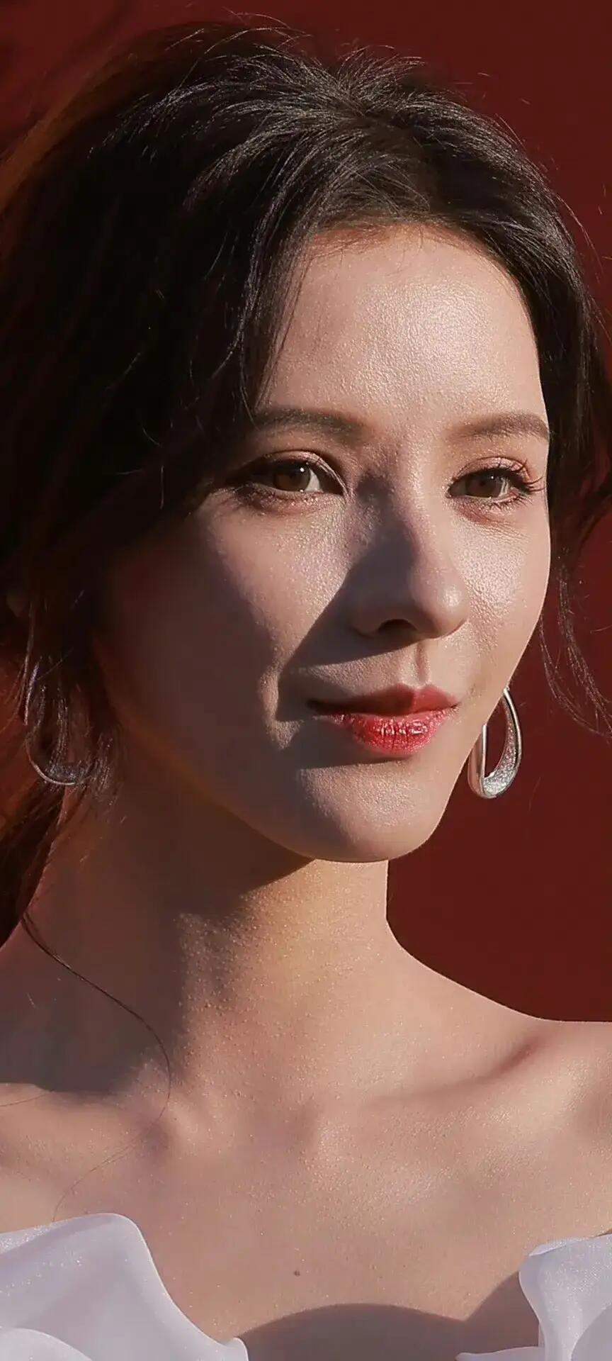 张予曦的生图五官精致 ​​​