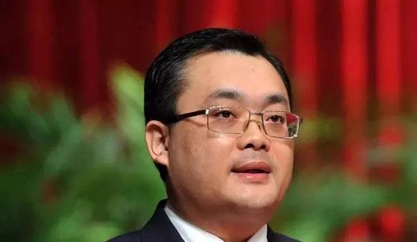 曹晖接管福耀后的首份半年报显示，公司营收219.71亿元，微增2.44%，净利润