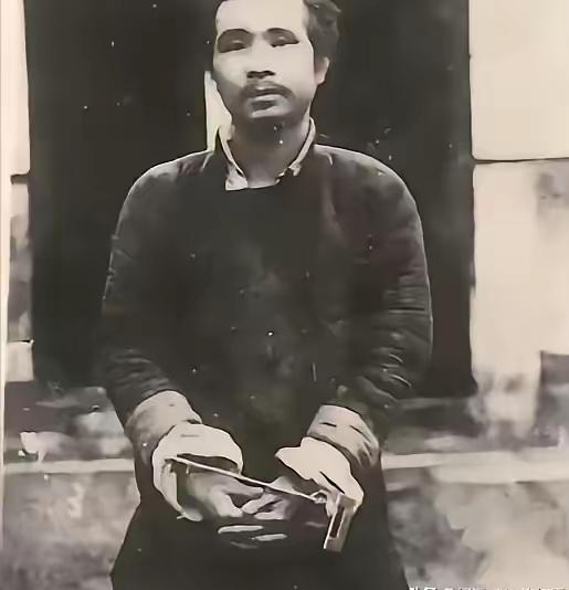 1935年，四川达州，这是一张看哭无数人的烈士遗照，镜头中的他被铐着双手，拍完这
