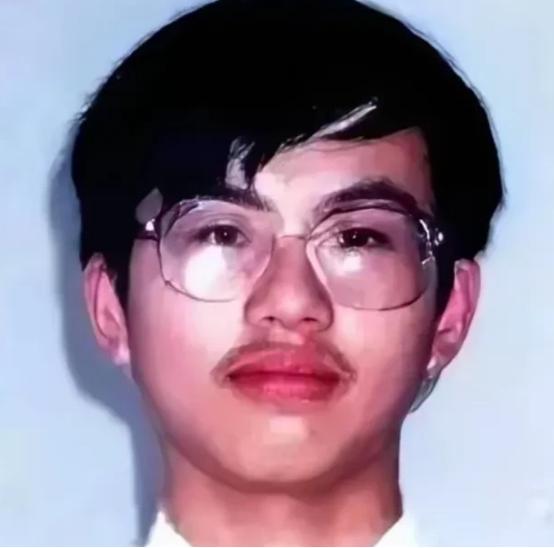 [微风]谁能想到，一个全省顶尖的理科状元，一个被全县捧在手心的天才少年，竟会在南