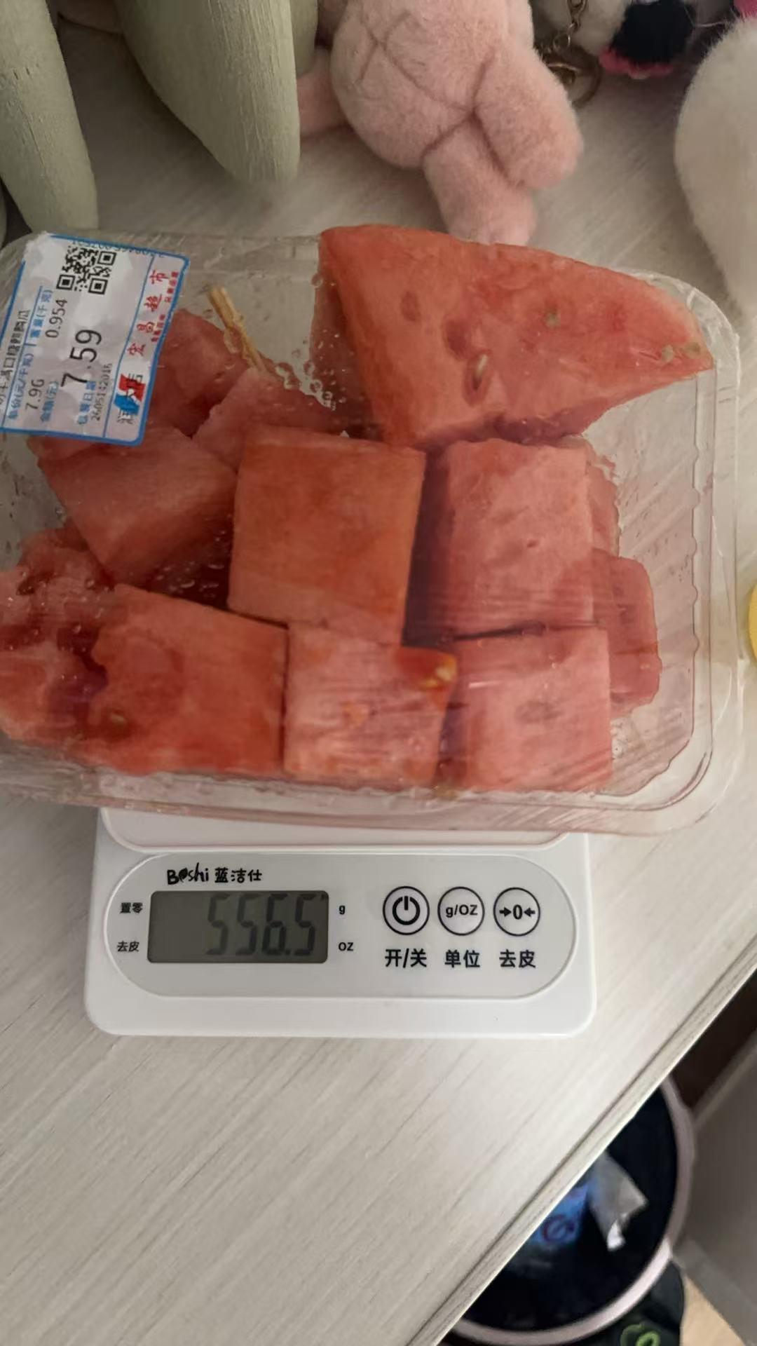 超市买西瓜被无语到了，这种切合好的西瓜上面说的七块九毛六1kg，然后重量显示0.