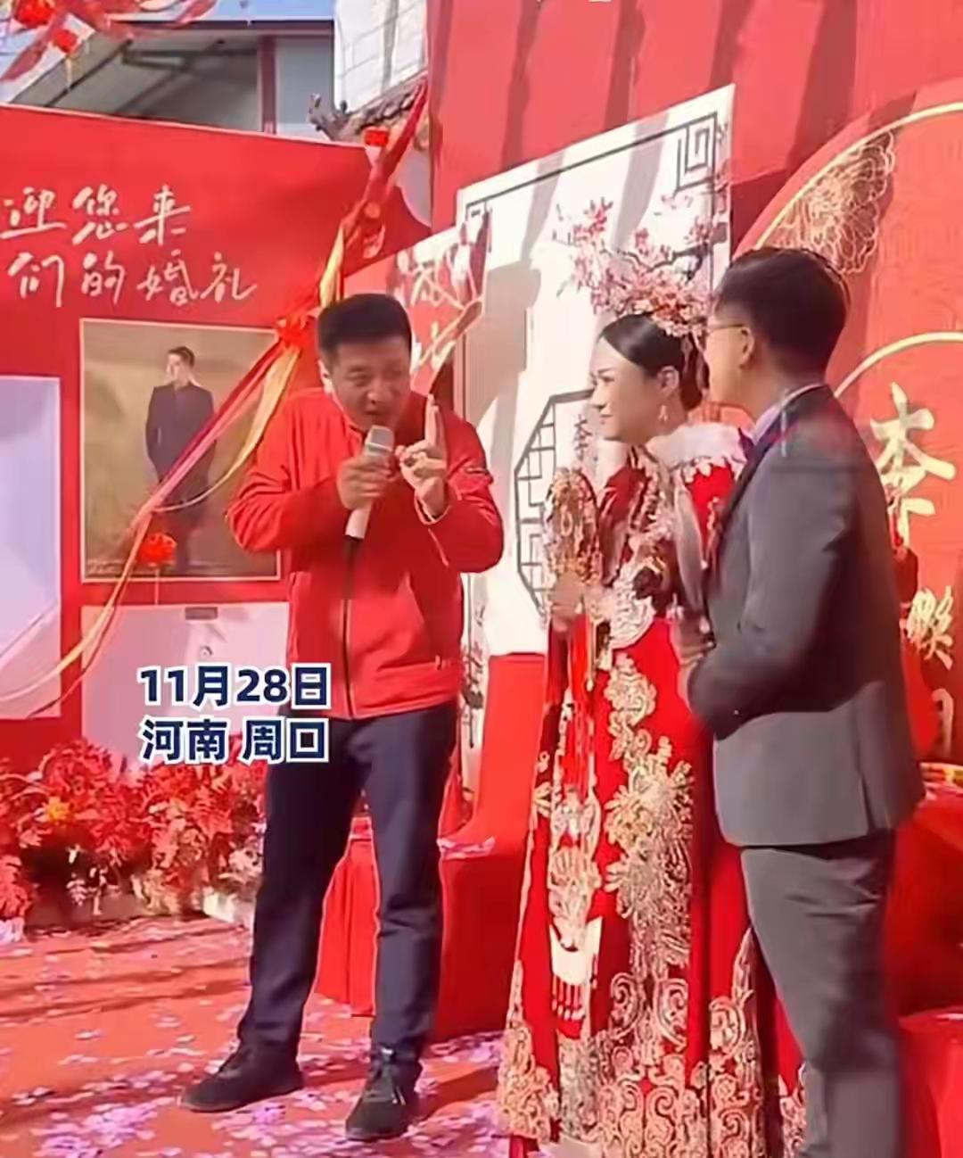 当张雪峰员工好幸福呀，他参加一个员工婚礼，承诺生一个奖2万，生两个奖4万，生三个