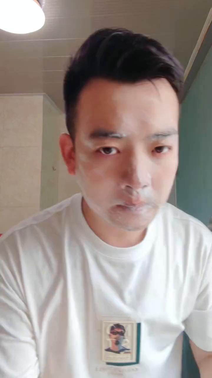 我老公之前脸上长满了痘痘，后来他就一直用这个洗面奶，现在他的脸变得非常干净。
这