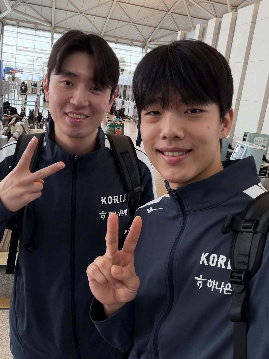 韩国男篮也启程了，图上两位就是最后入围的姜相宰与金甫裴，一老一少，他们也是原州D