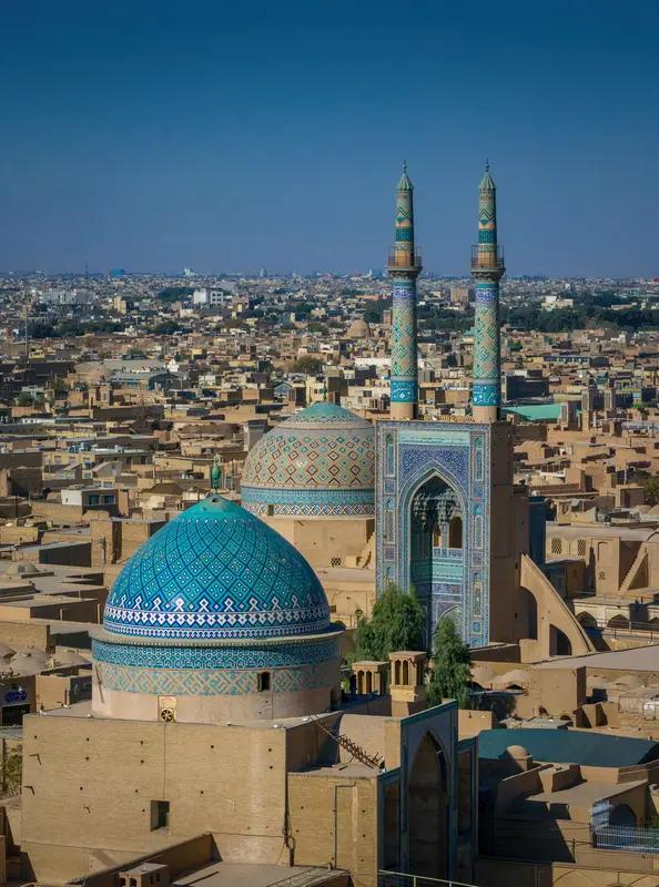 伊朗战争对美国国内政治影响深远。战争导致能源价格冲击，伊朗封锁海峡等操作使国际油