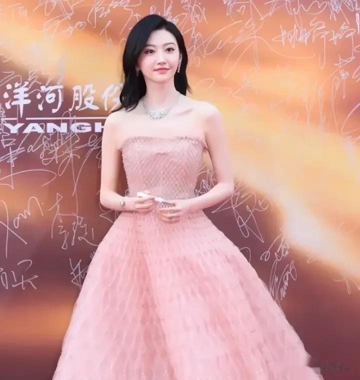 不知道大家发现了没有？

仔细看看，这次久未露面景甜，虽然人美衣服也很美，这身装
