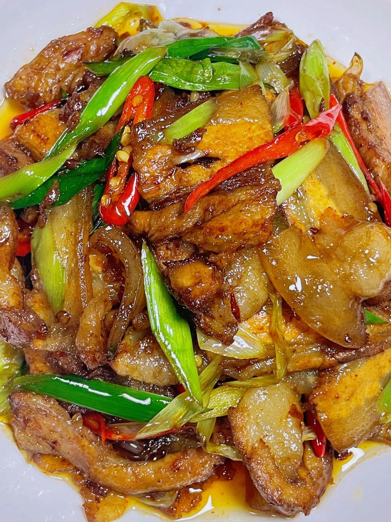 简单好吃的回锅肉……肥而不腻，香迷糊了……
我们家经常吃的一道家常菜～蒜苗回锅肉