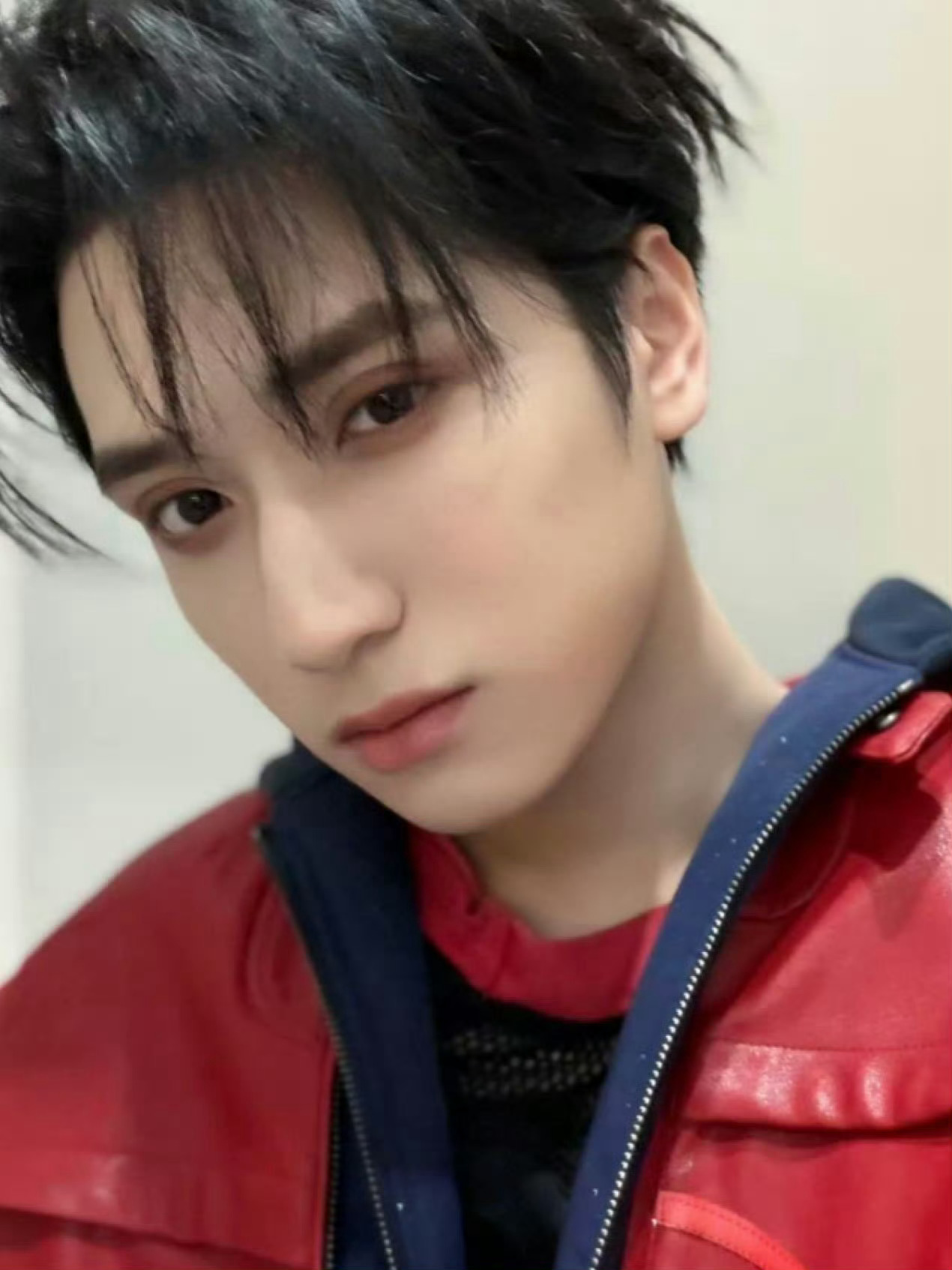 严浩翔看点自拍吧 严浩翔高会更新：看点自拍吧红衣look随性帅气+深邃大眼期待演