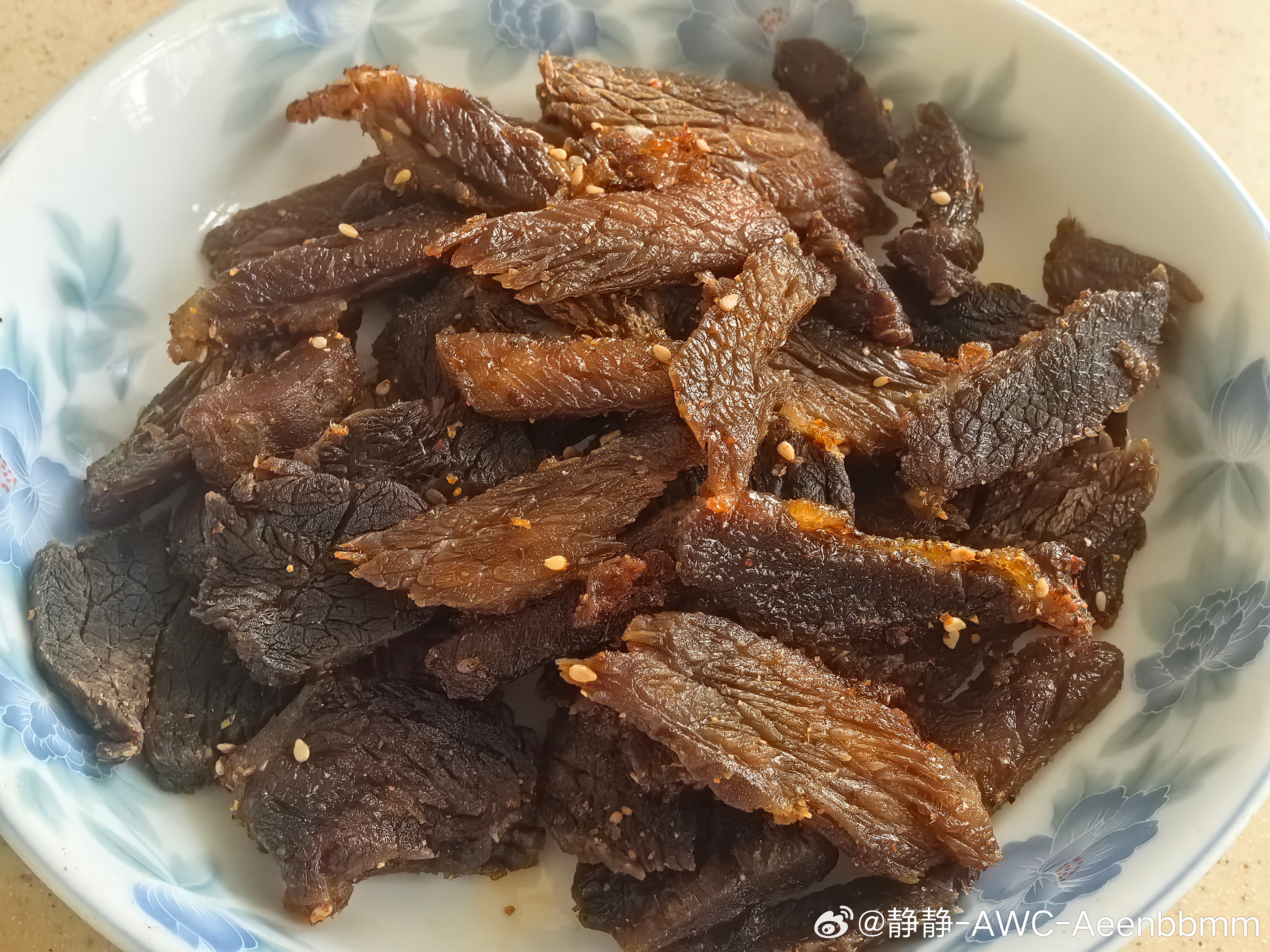 自己做的牛肉干刚刚试了一块味道还挺好的 