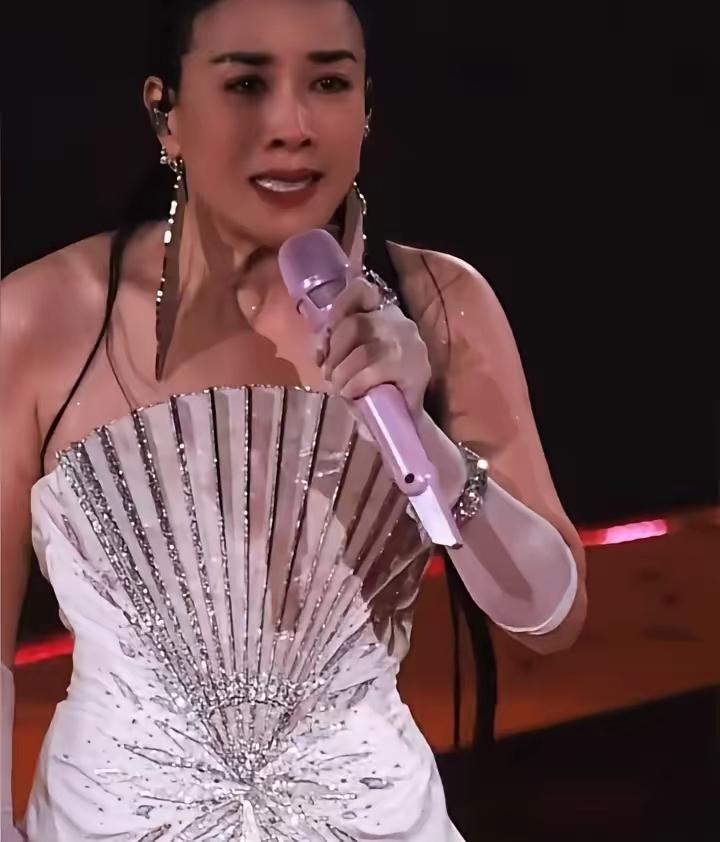 昨晚那英的演唱会真是空前盛况，各路明星大腕都来捧场，这也不新奇，现在娱乐圈就是这