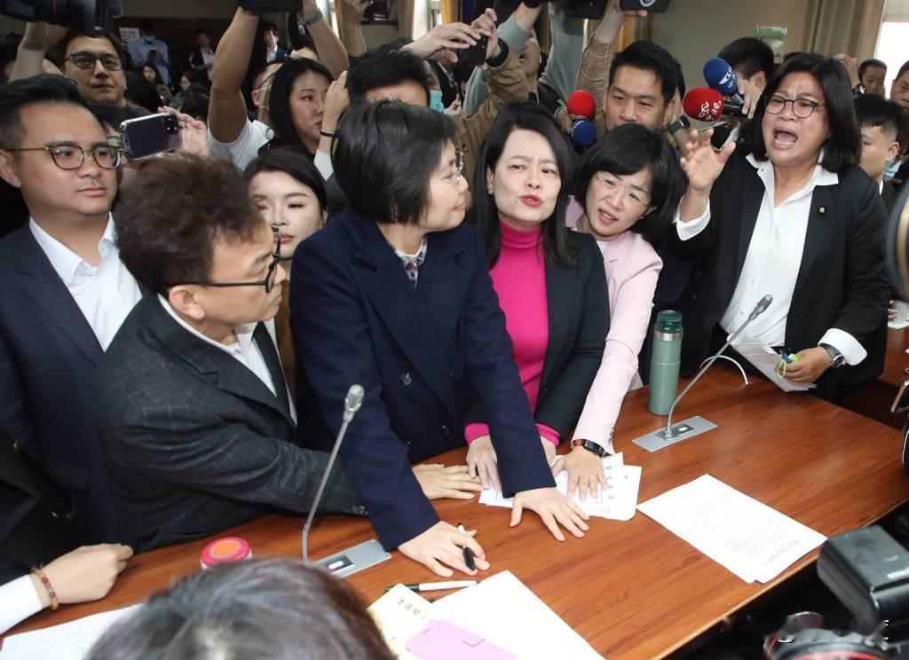 管碧玲巧言令色，报告题目技术避让，质询各说各话，指望台方主动还回公道不切实际了。