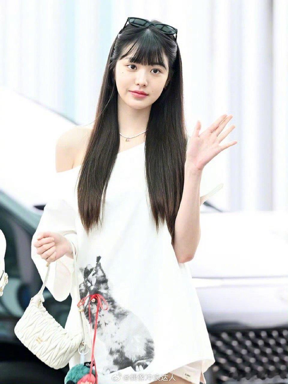 张元英机场生图元气姐姐来了～好美啊😍，这样的姐姐来一打～[心] ​​​